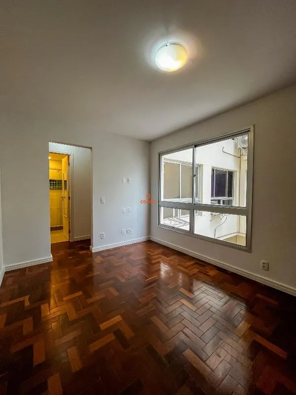 One-bedroom apartment with wood or laminate floors — photo 3