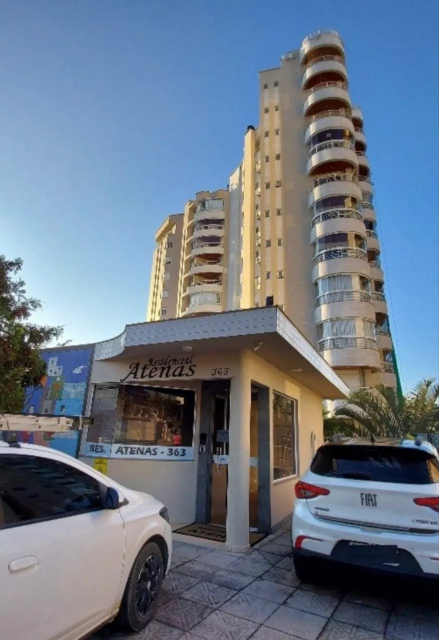 4-bedroom apartment in a building with a pool — photo 13