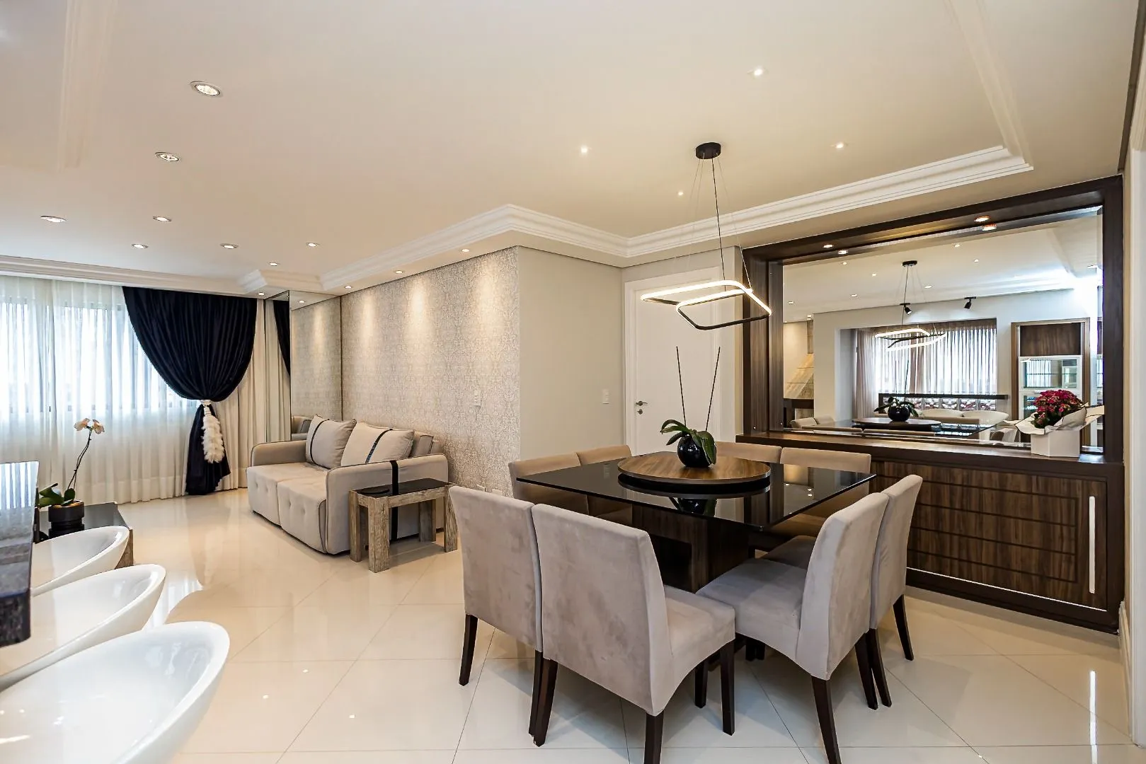 119 m² apartment with floor-to-ceiling windows and a bathtub