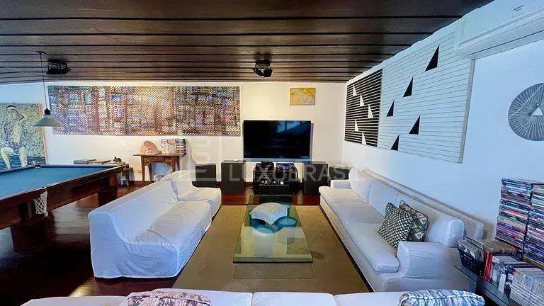 Unfurnished house with 4 bedrooms and a gas stove