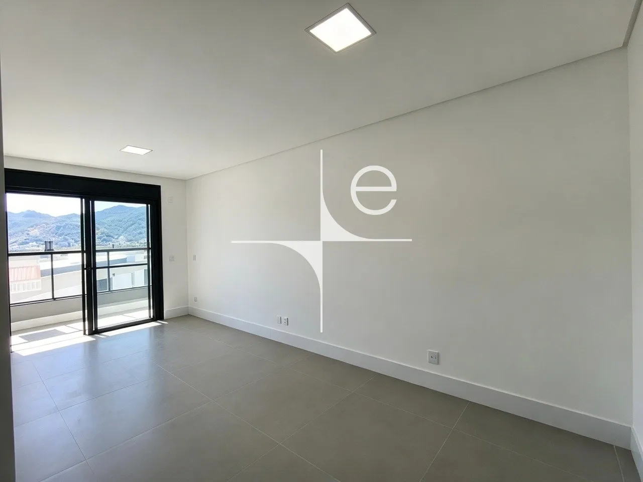 Glass-enclosed balcony in a 3-bedroom apartment, 150 m² — photo 29