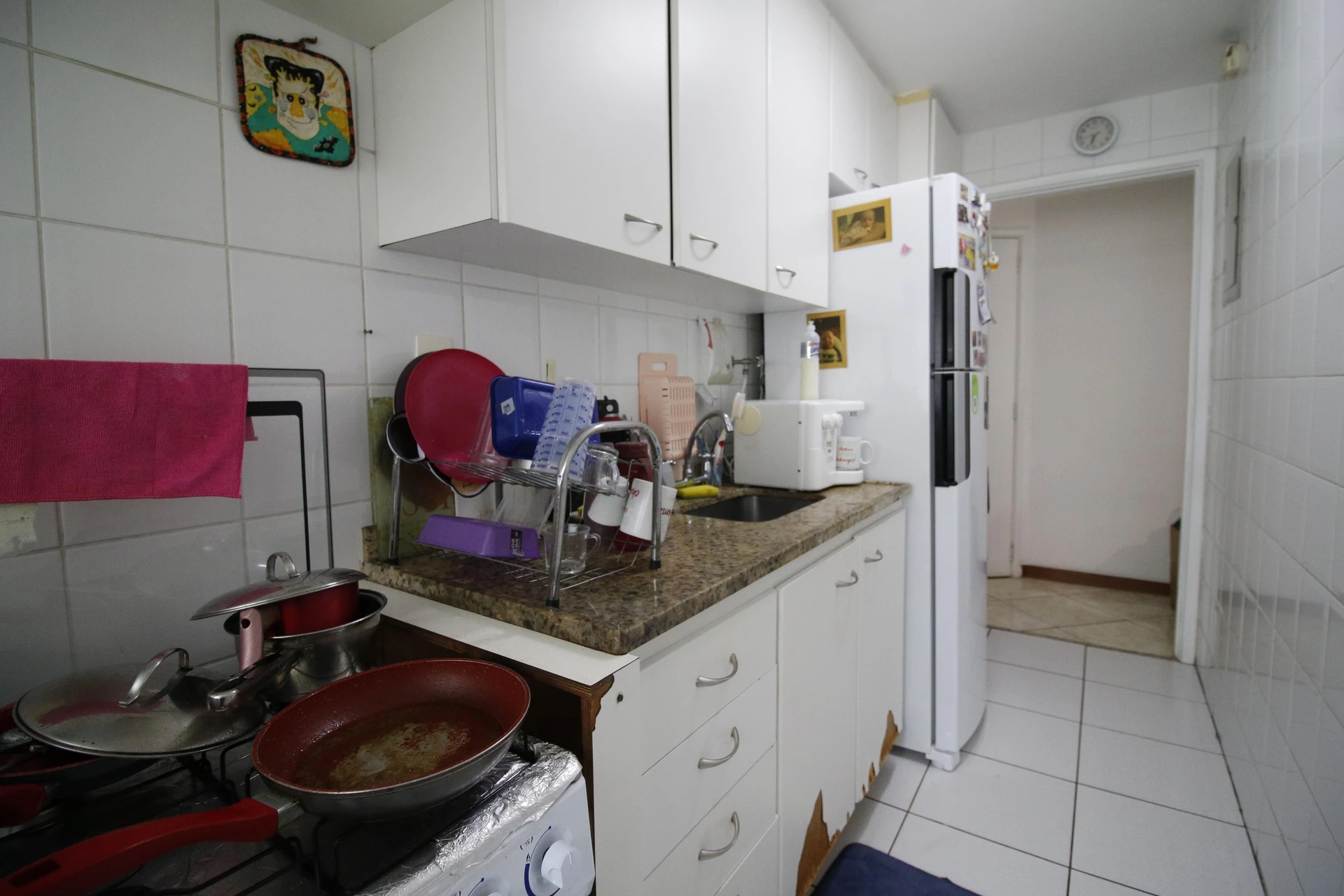 Furnished 3-bedroom apartment with balcony and pool — photo 19
