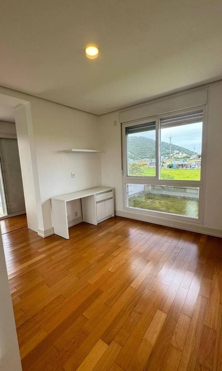 Casa de 455 m² con espacio de home office y vestidor — photo 6