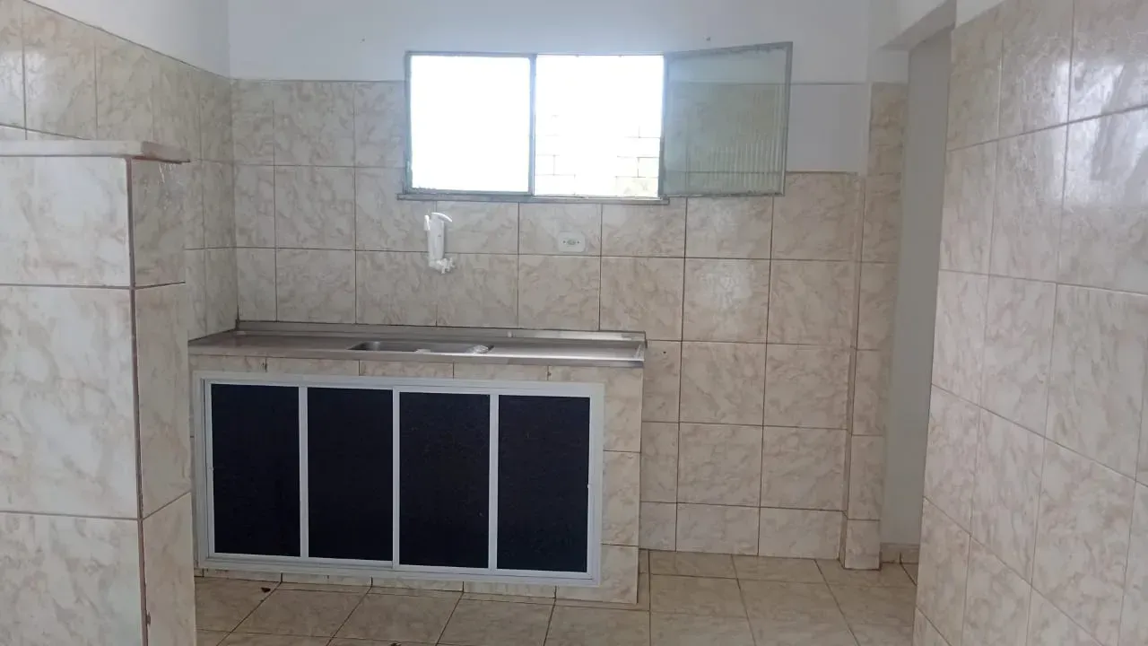 House with 1 bedroom and a closed-off fitted kitchen — photo 2