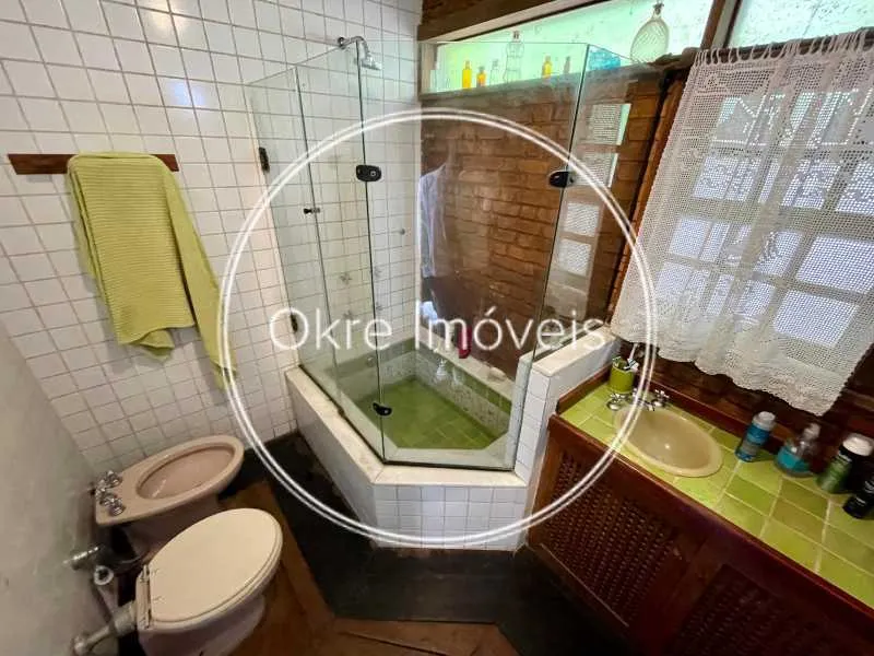 House in a gated community with 4 bedrooms and 5 baths — photo 20