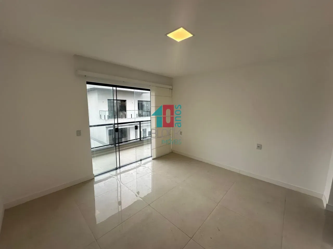 Condominium house with 5 en-suites and open-plan kitchen — photo 9