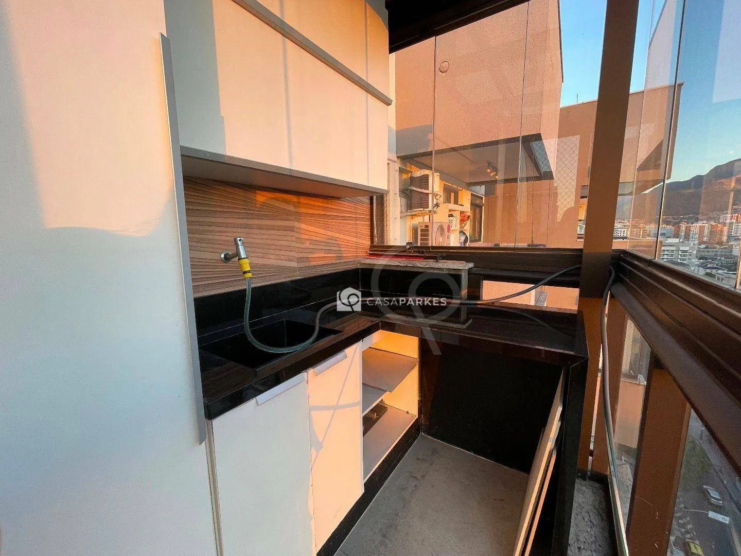 Balcony with a grill in a 3-bedroom apartment, 120 m² — photo 34