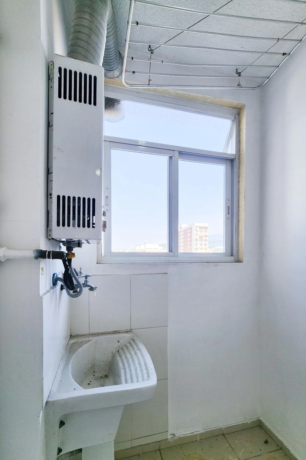 2-bedroom apartment in a building with a gym — photo 4