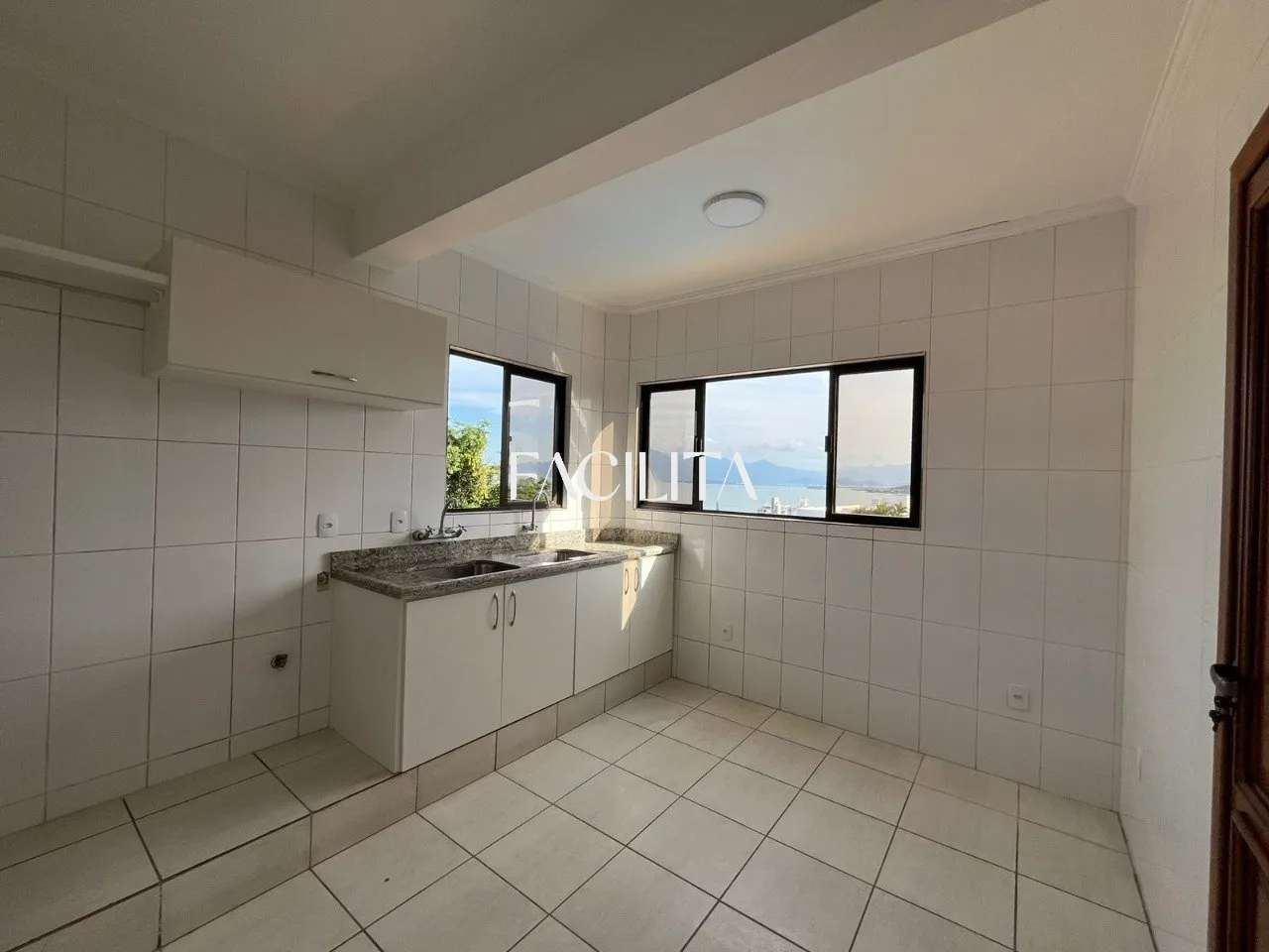 Furnished 456 m² house with 3 en-suite bedrooms and pool — photo 22