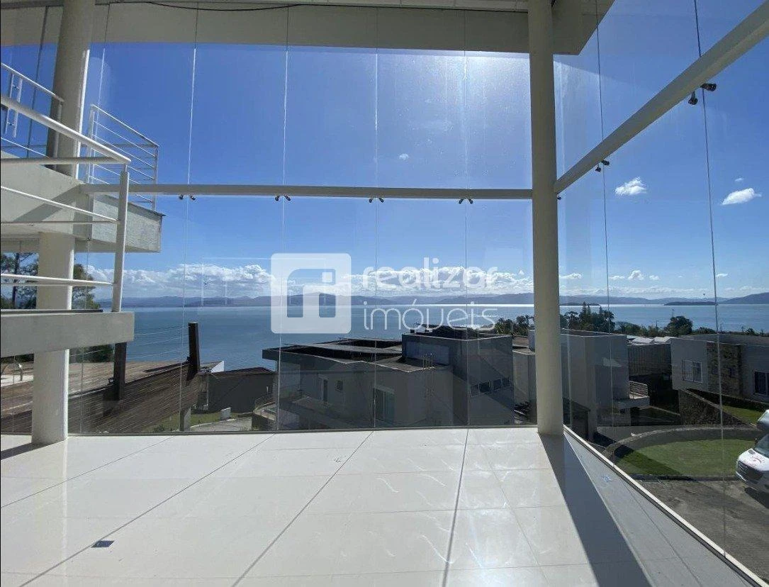 Bañera y 3 dormitorios: casa de 718 m² — photo 11