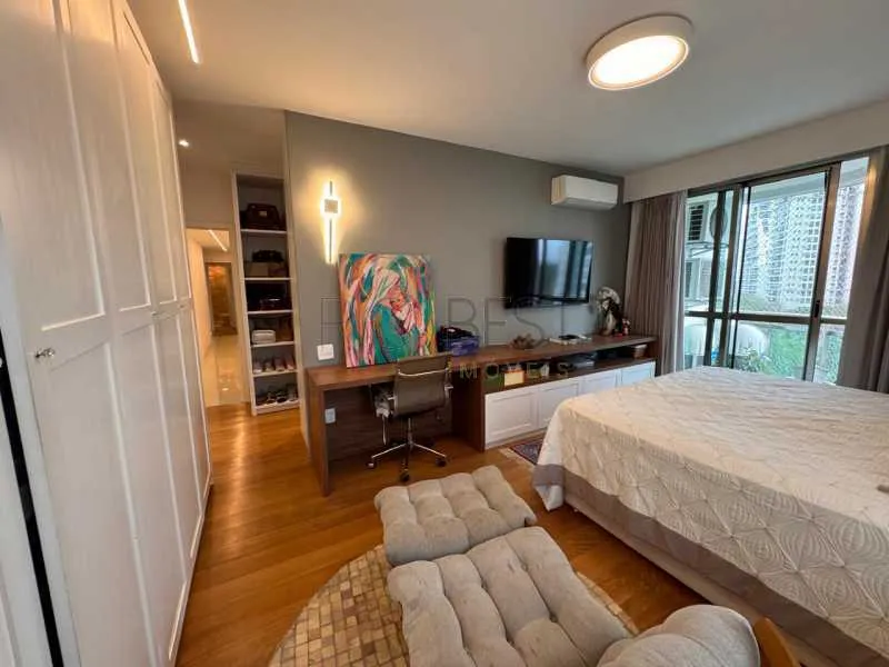 Furnished 4-bedroom apartment with park-view windows — photo 25