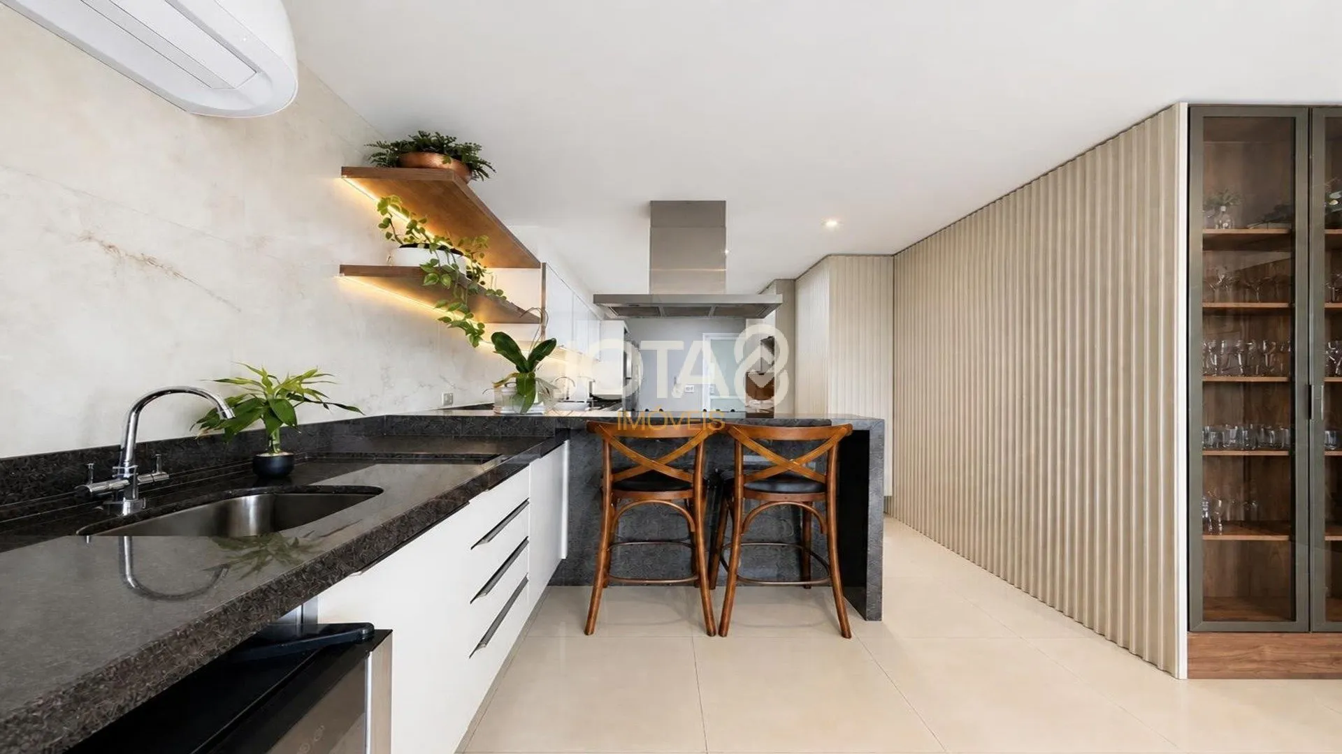 Furnished apartment, 267 m², with floor-to-ceiling windows — photo 3