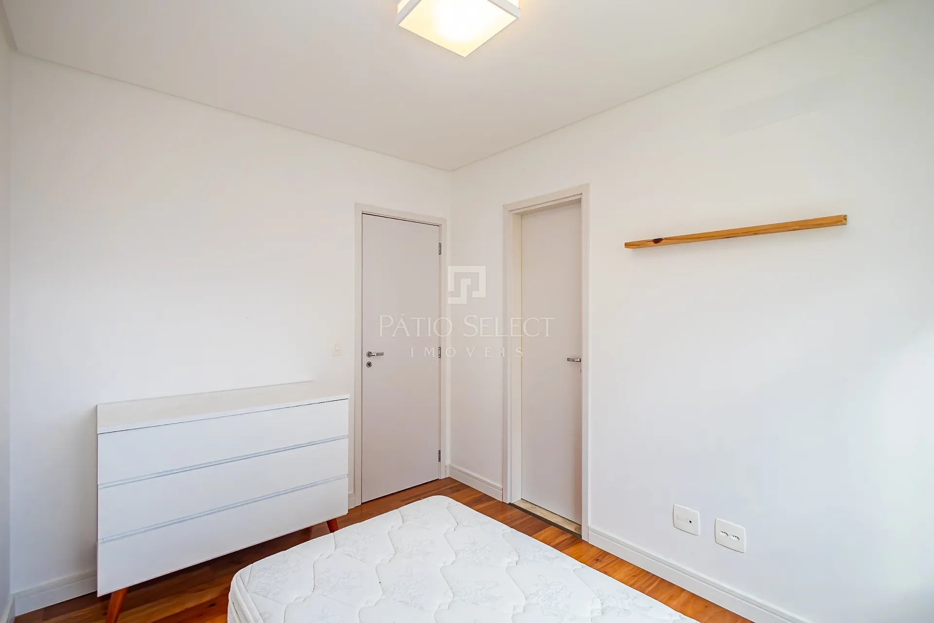 4-bedroom apartment with a fireplace — photo 51