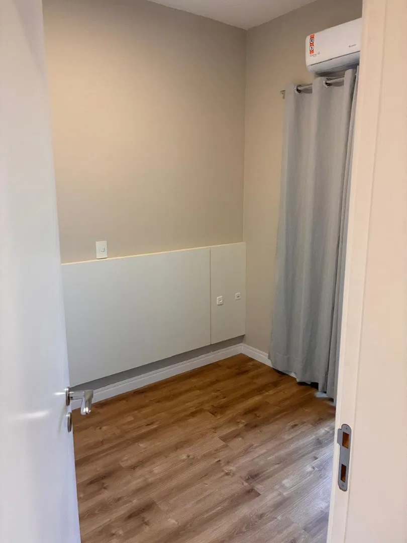Departamento con piso de madera o laminado en Curitiba — photo 19