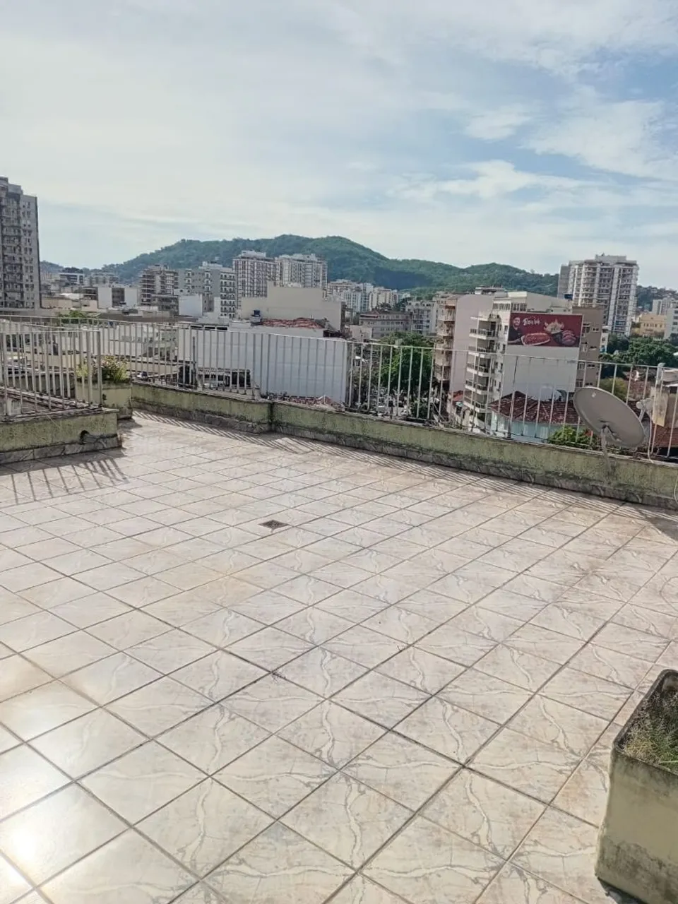 Apartment, 250 m², with a grill on the balcony