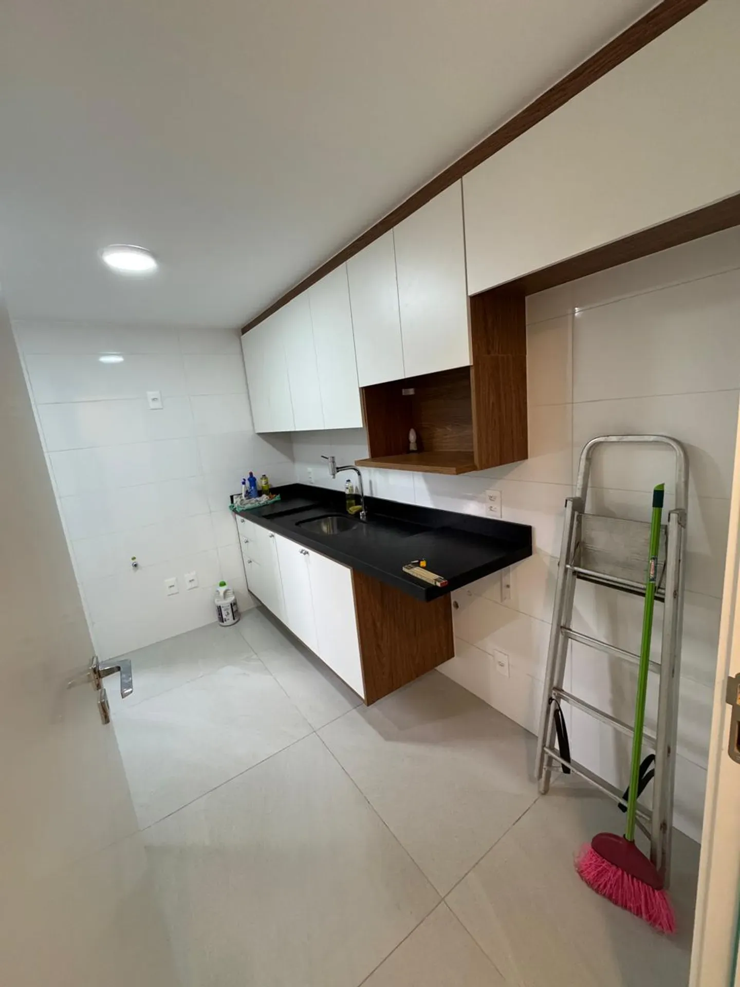 Unfurnished apartment with 3 bedrooms and 4 bathrooms — photo 27