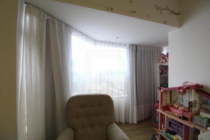 Furnished 4-bedroom apartment with 245 m² and glass balcony — photo 8