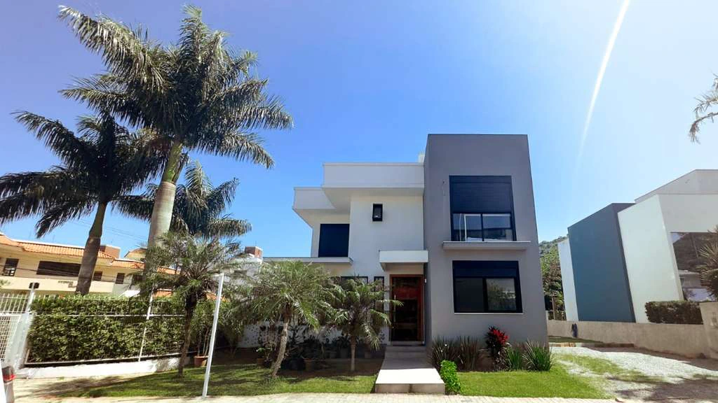 Rental house with 4 en-suite bedrooms and 4 parking spots