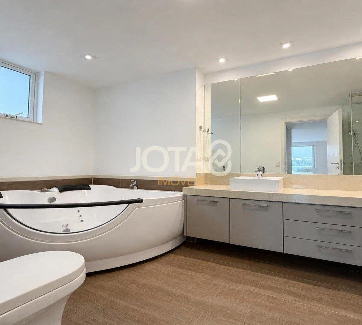 Bañera y 4 dormitorios: departamento de 323 m² — photo 18