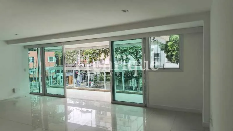 4-bedroom 4-bath apartment with a glassed-in balcony — photo 3