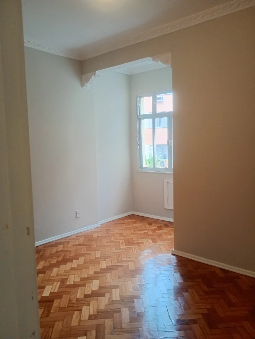 Wood or laminate floors in a 3-bedroom apartment, 60 m² — photo 16