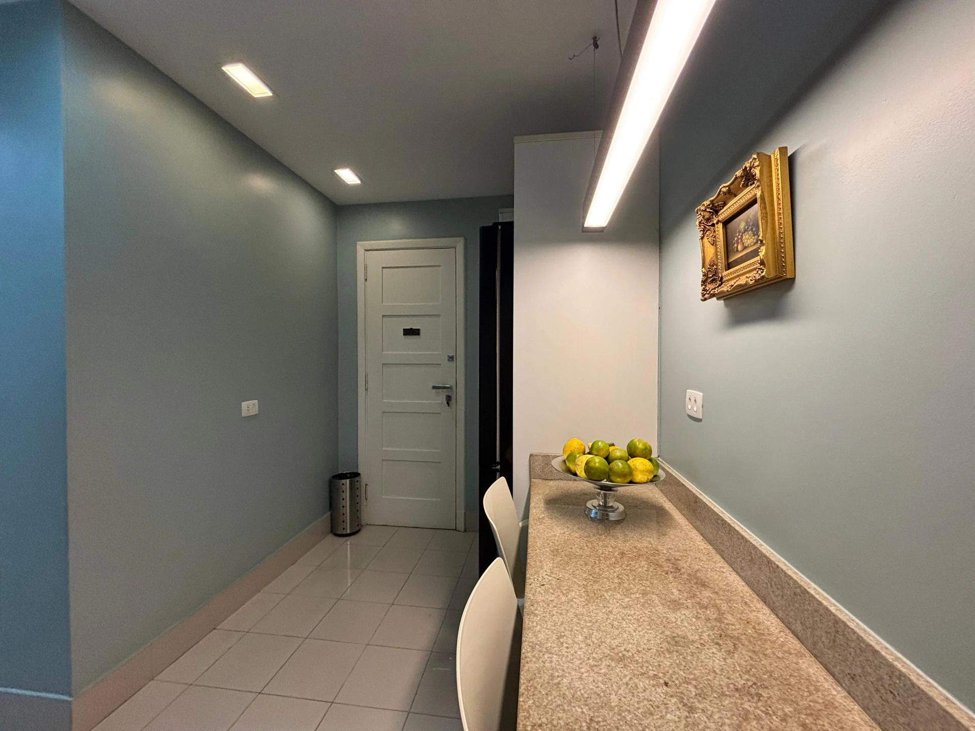 Furnished 1-bedroom apartment with 2 bathrooms — photo 2
