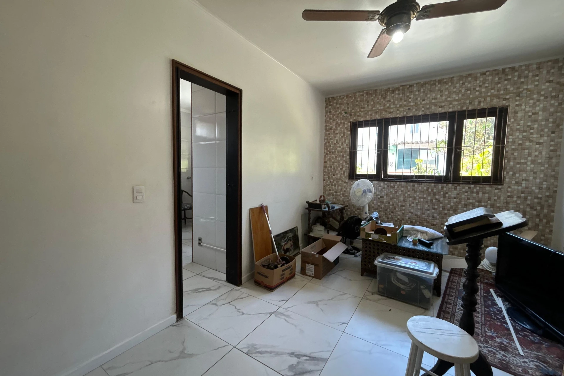 300 m² house with a jacuzzi and a bathtub — photo 19