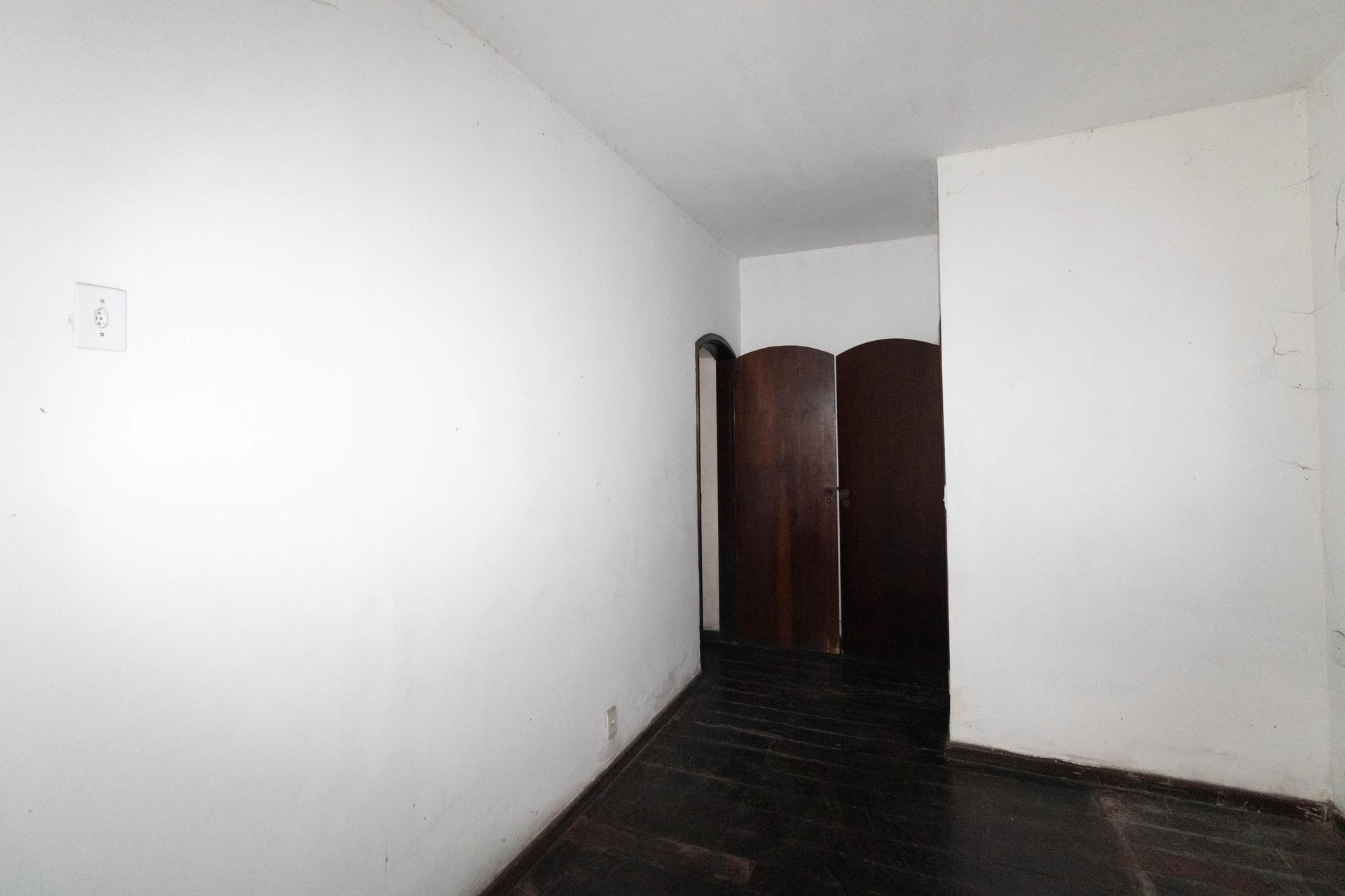 House with 4 bedrooms and 1 bathroom, separate kitchen — photo 38