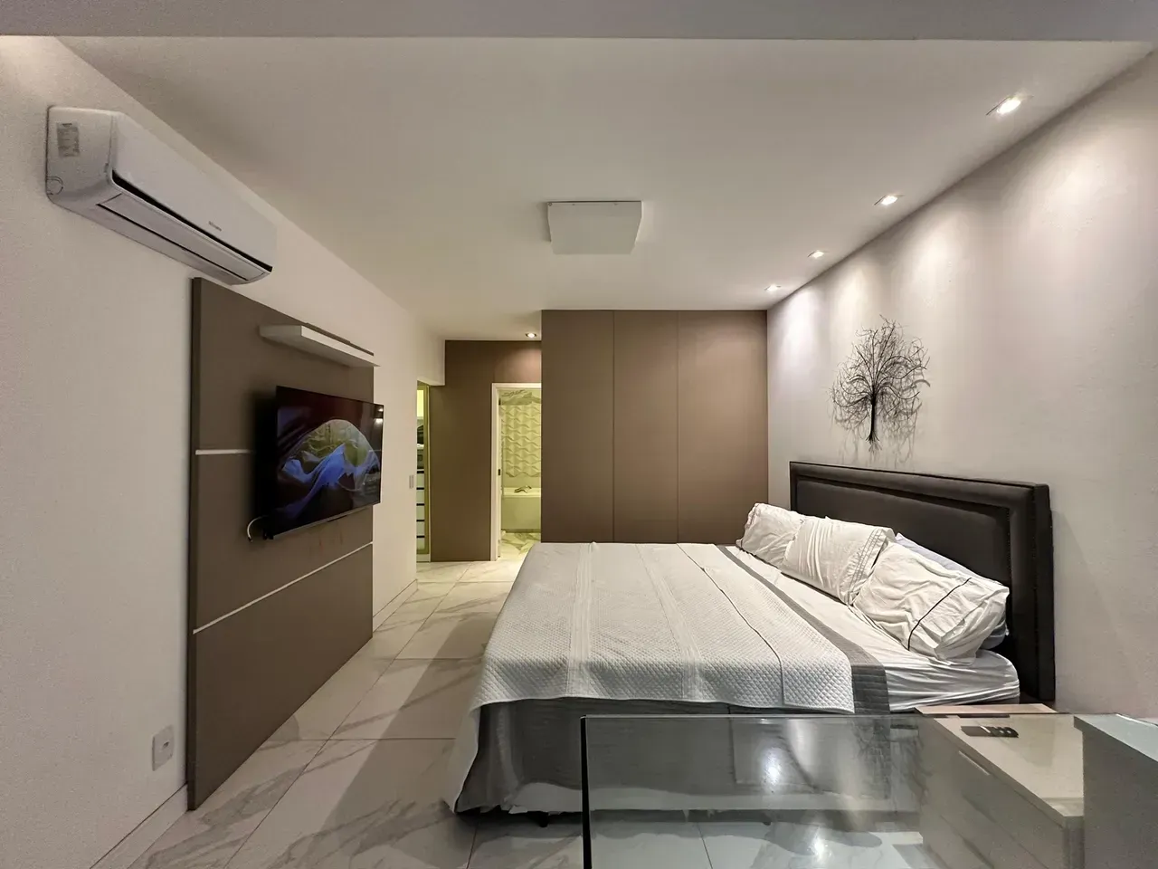 Furnished 250 m² apartment with 4 bedrooms and 5 bathrooms — photo 23
