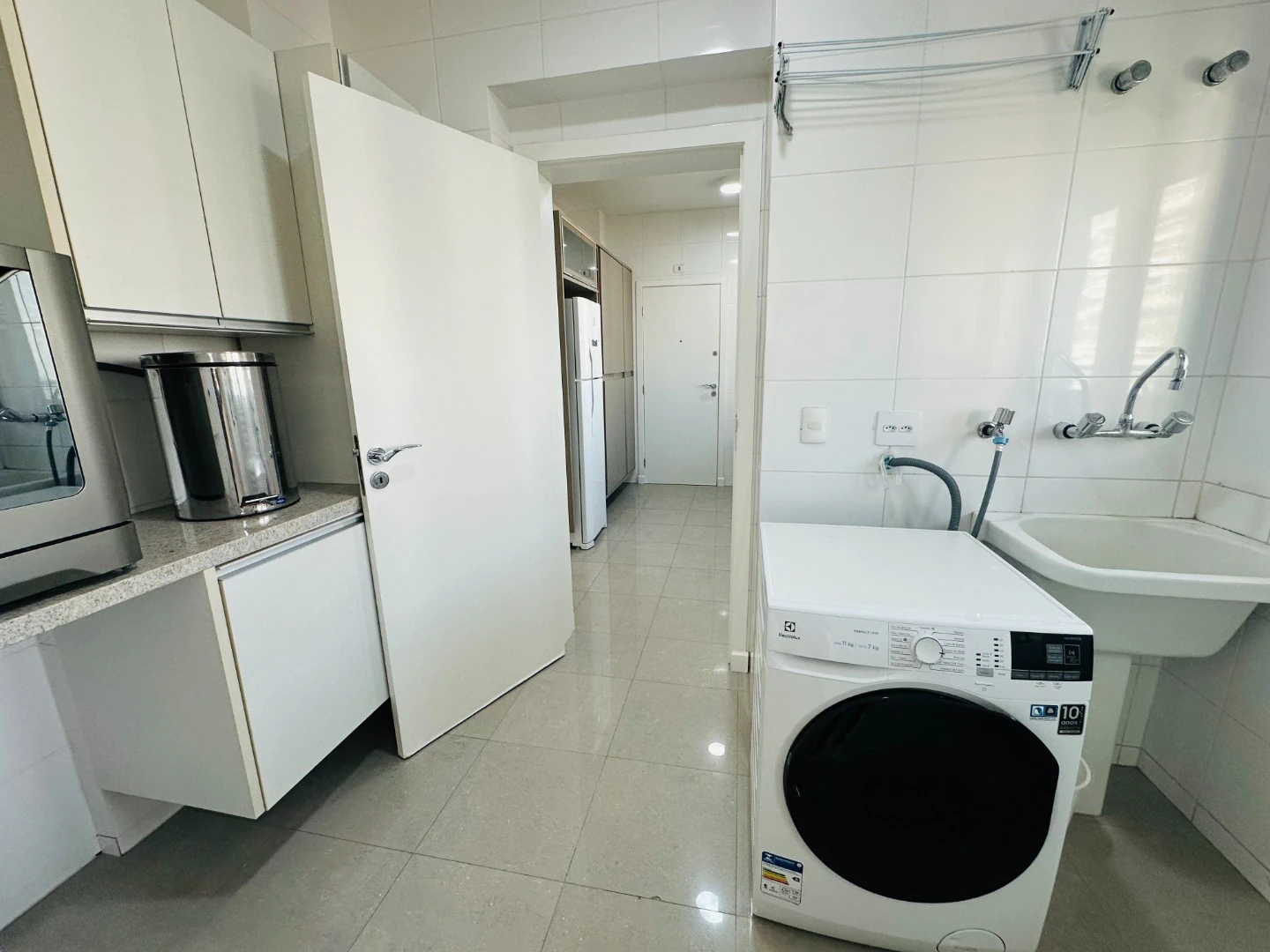 4-bedroom apartment in a building with a gym — photo 18