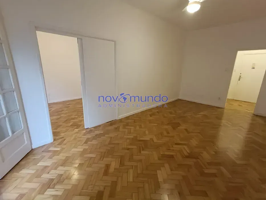 Apartamento de 3 quartos com piso de madeira ou laminado — photo 7