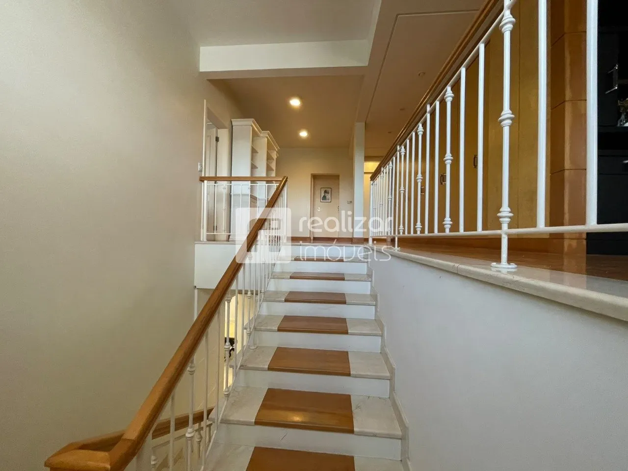 Casa de 5 dormitorios con balcón cerrado con vidrio — photo 30