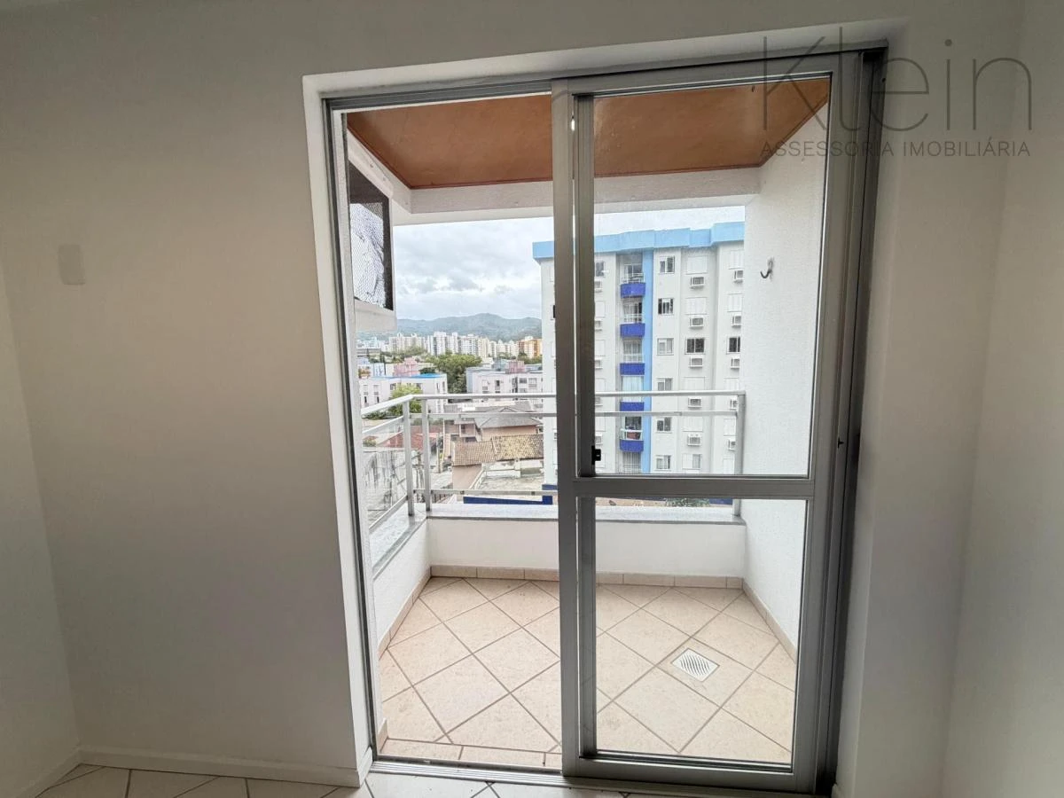Glass-enclosed balcony in a 3-bedroom apartment, 75 m² — photo 4