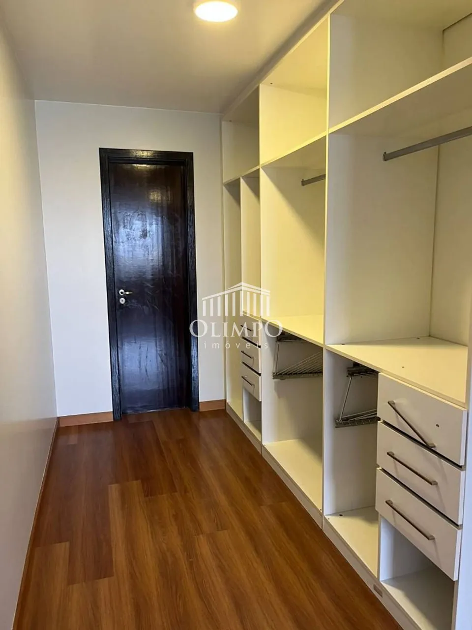 3-bedroom house with a walk-in closet in Curitiba — photo 12