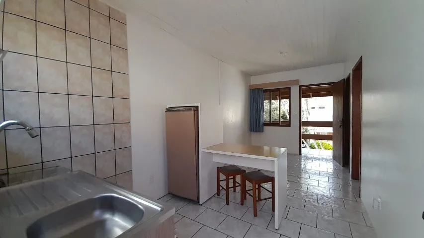 Estúdio mobiliado com vista para a água pela janela — photo 6