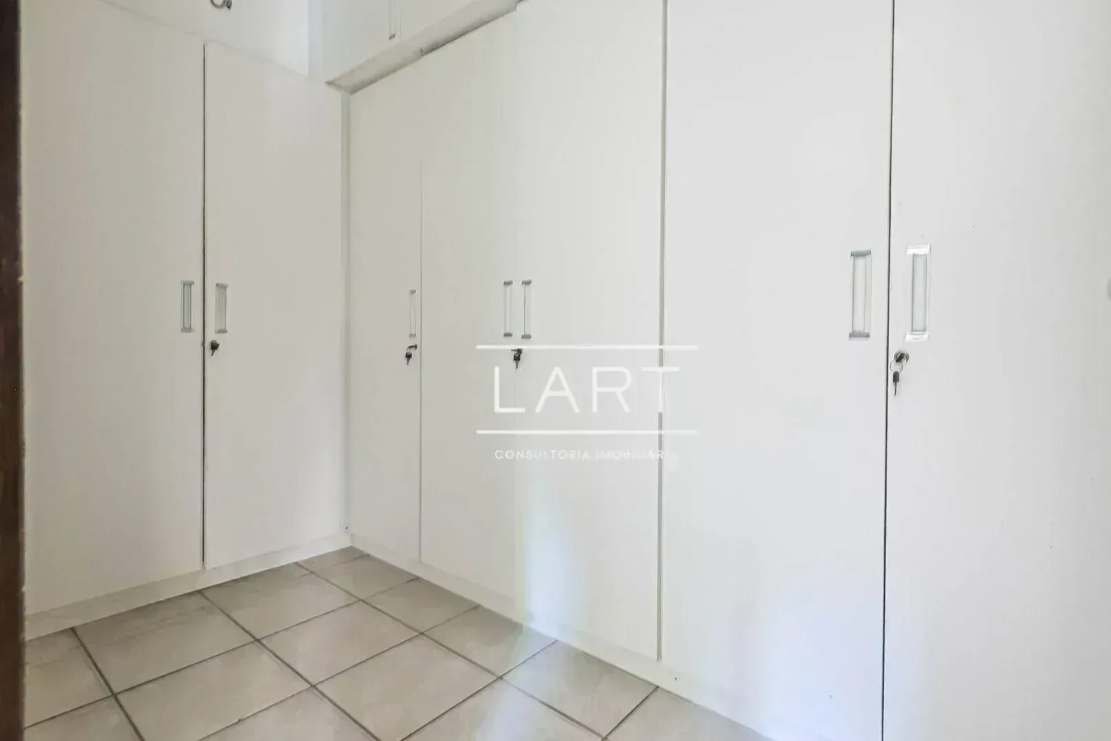 3-bedroom apartment with glassed-in balcony and 160 m² — photo 35