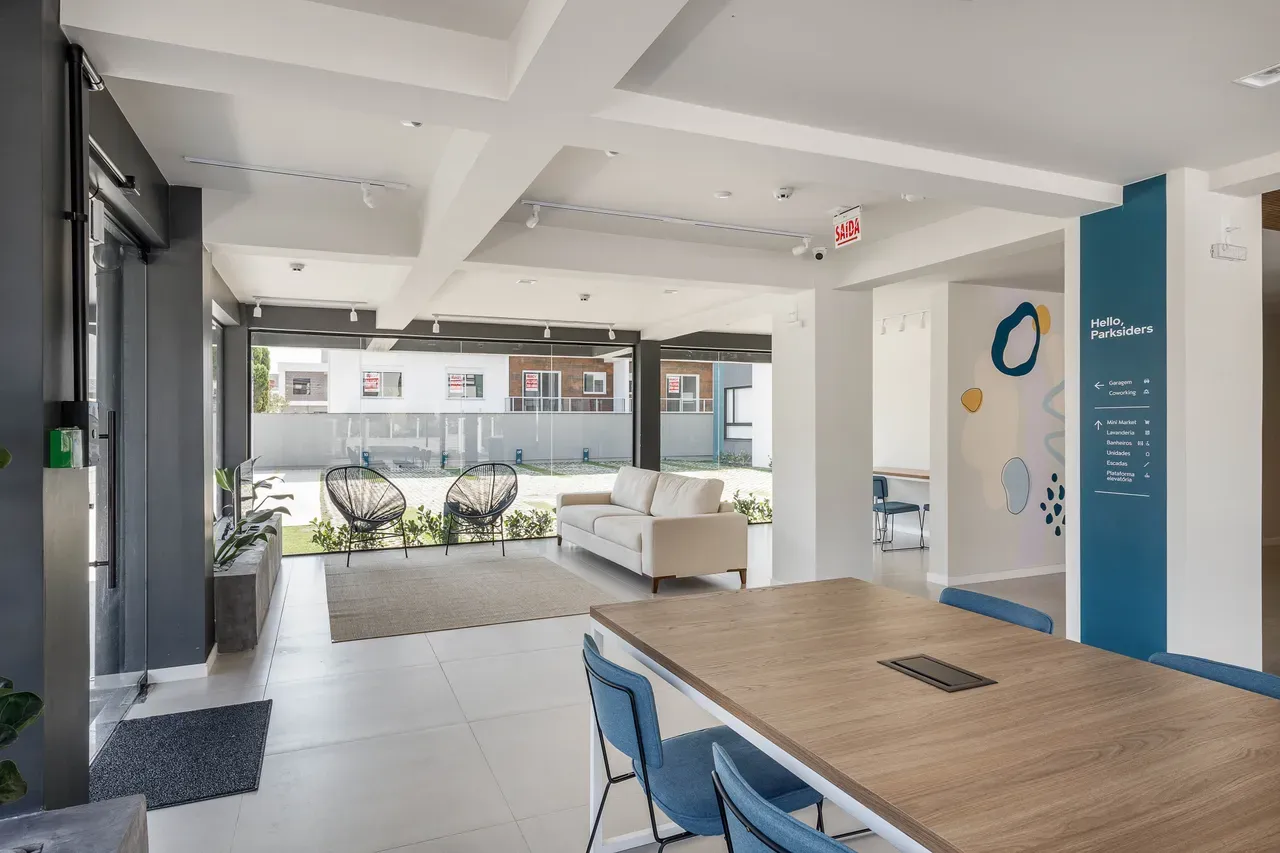 One-bedroom apartment in a building with a coworking space — photo 11