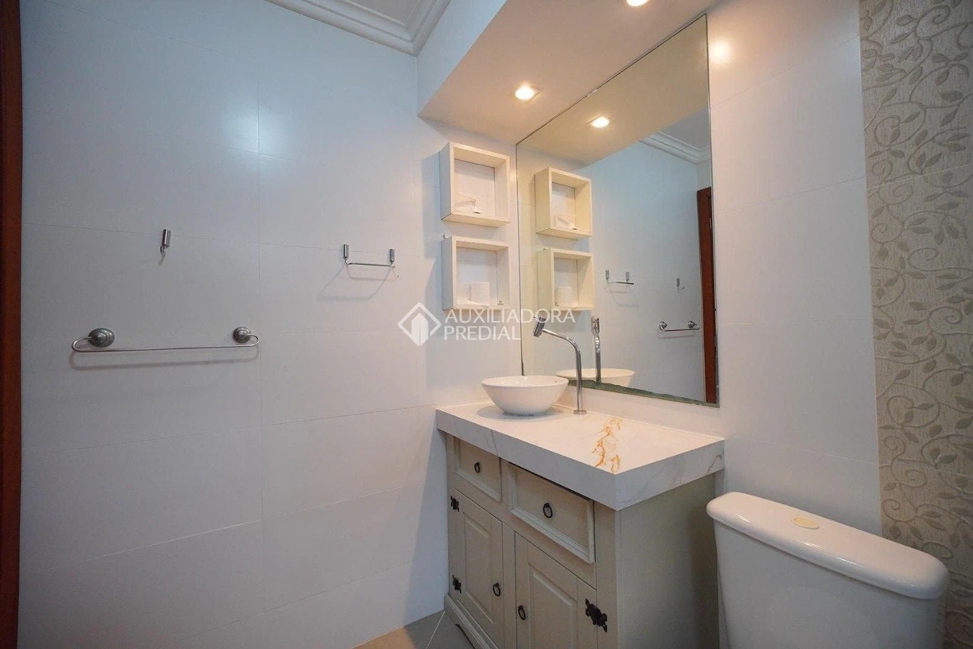 Walk-in closet in a 3-bedroom house, 140 m² — photo 27