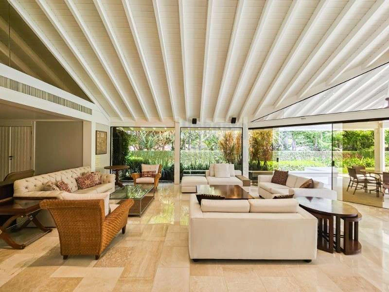 832 m² house with 6 bedrooms and an open-plan kitchen — photo 20