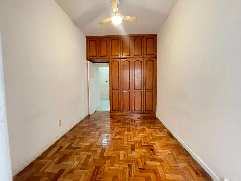 Wood or laminate floors in a 2-bedroom apartment, 75 m² — photo 3