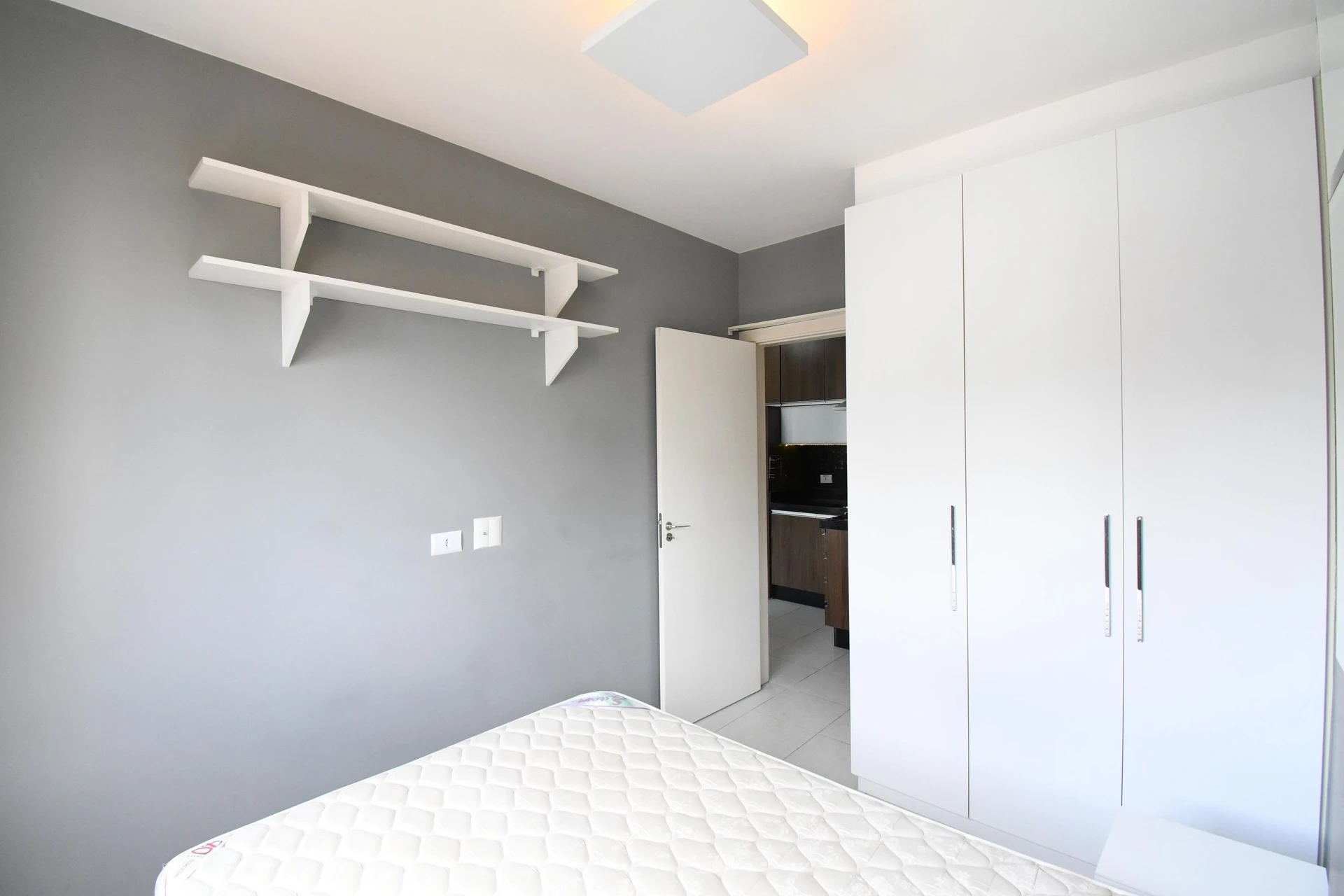 Glass-enclosed balcony in a one-bedroom apartment, 33 m² — photo 19