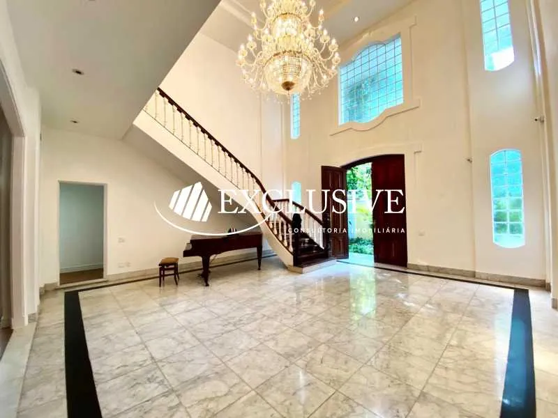 Bathtub in a 5-bedroom house, 881 m²