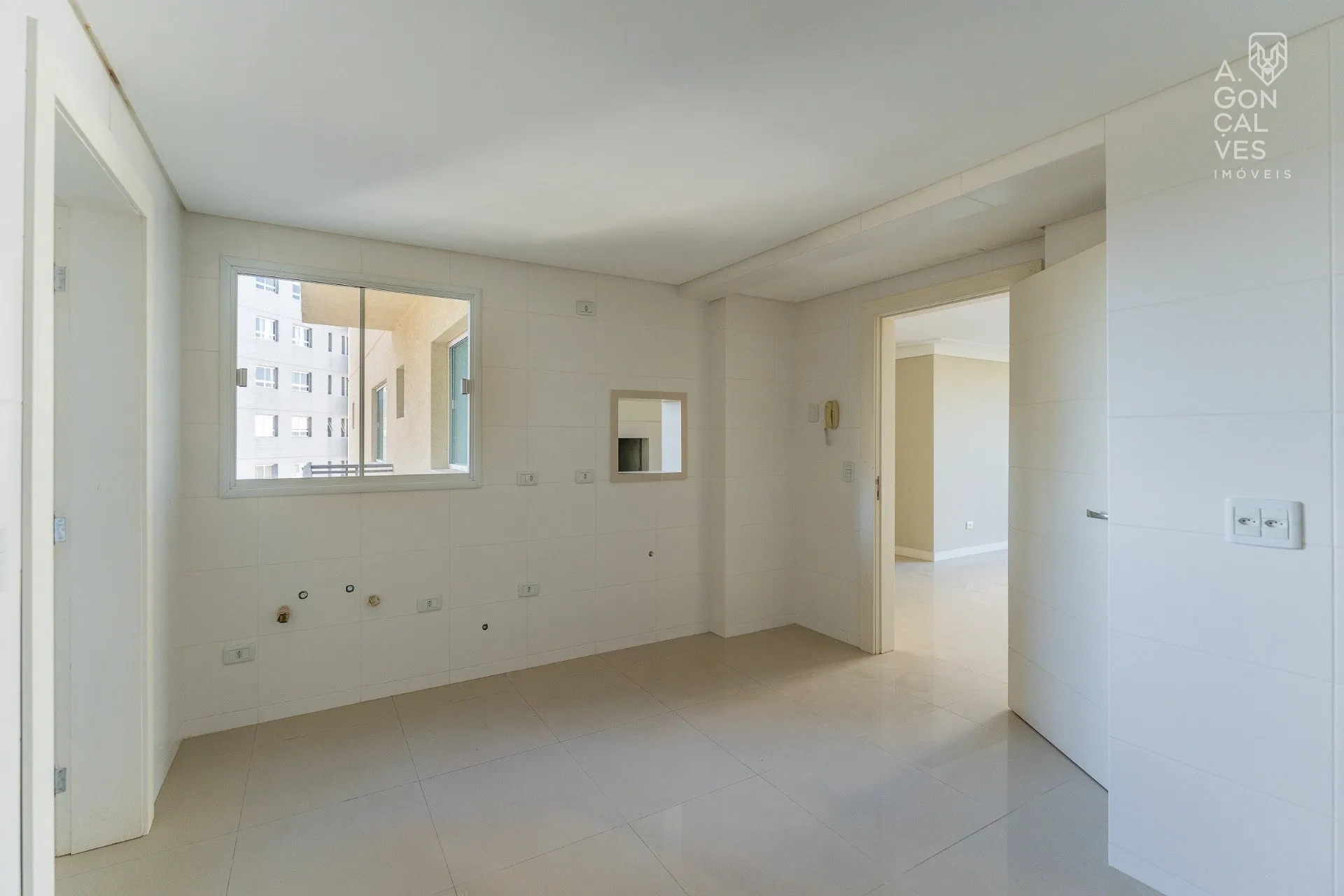 4-bedroom apartment with balcony and 3 parking spaces — photo 14