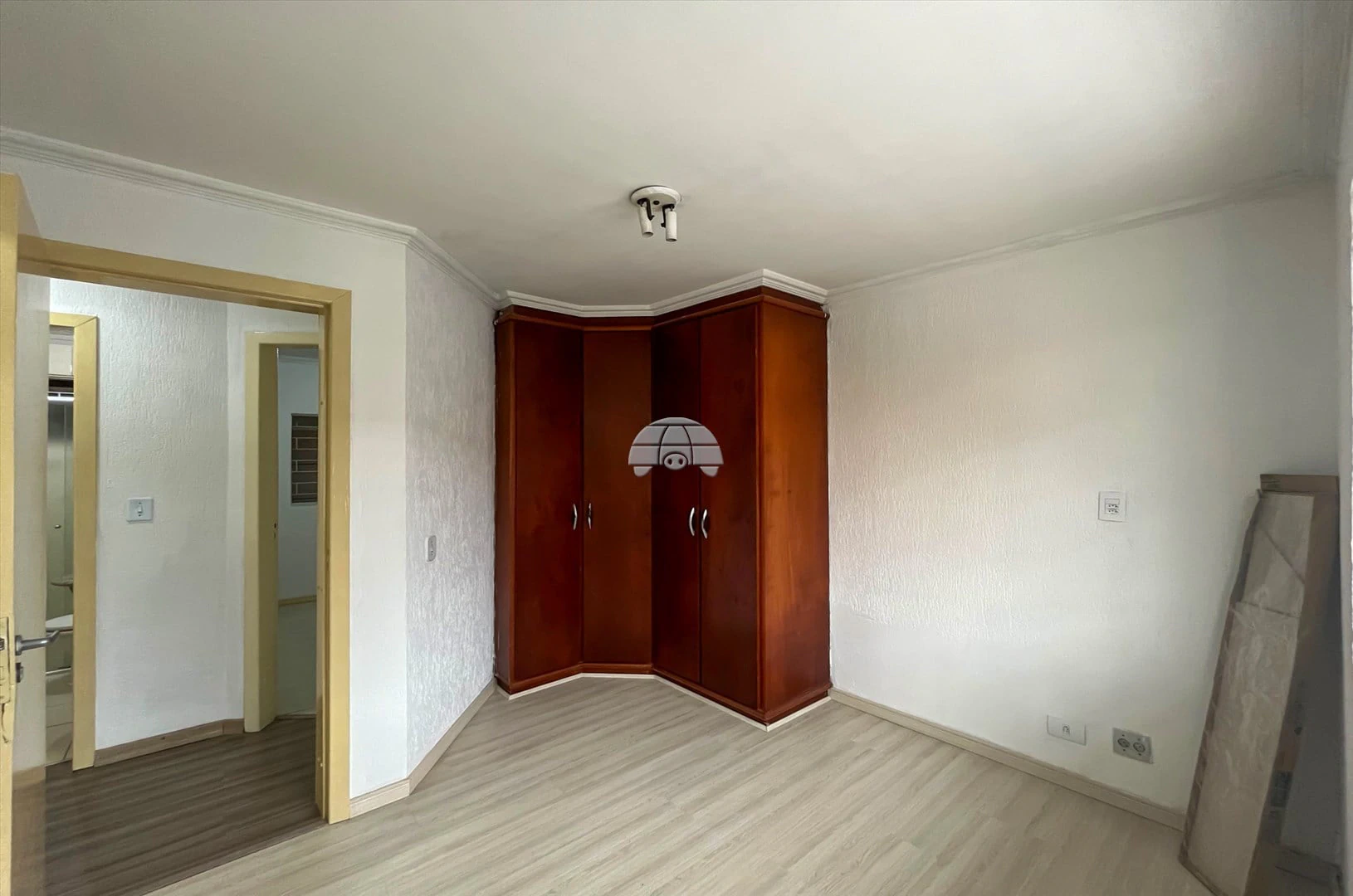 Wood or laminate floors in a 3-bedroom house, 100 m² — photo 25