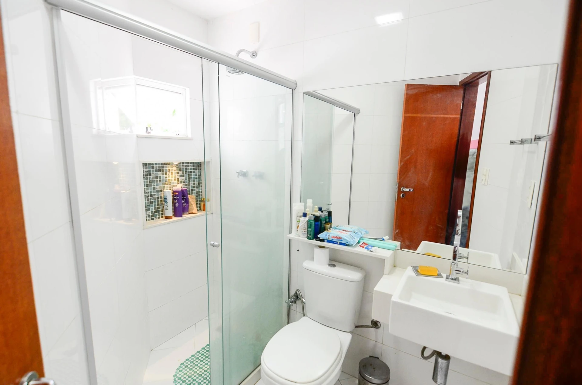 Furnished 1-bedroom apartment with en-suite and 1 parking spot — photo 8