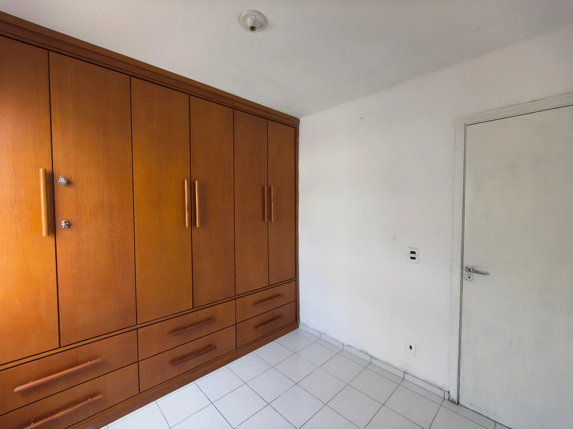 2-bedroom apartment in a building with a gym — photo 15