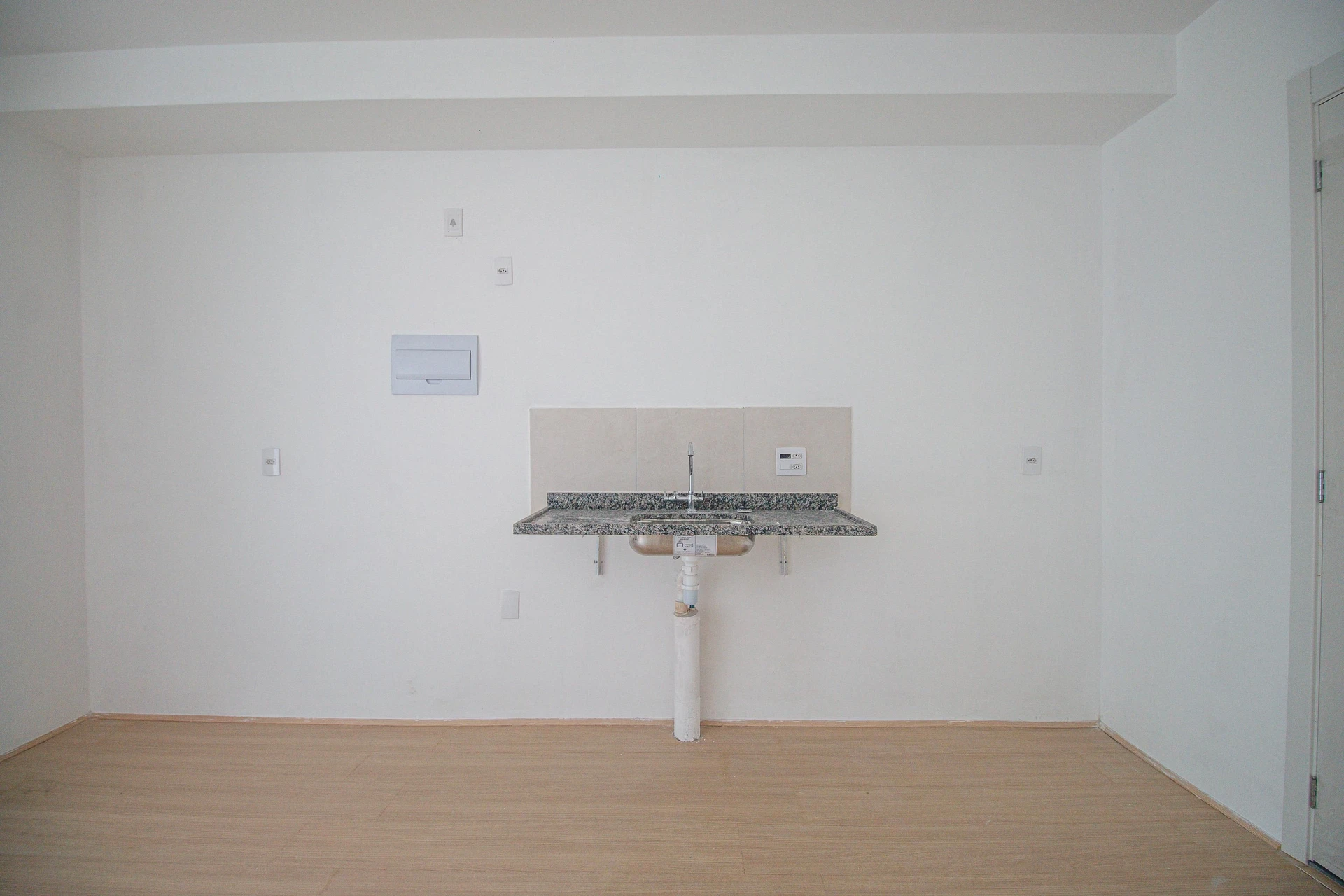 One-bedroom apartment with wood or laminate floors — photo 2