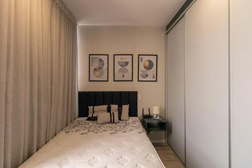Estudio amueblado con 1 dormitorio y cocina compacta — photo 3