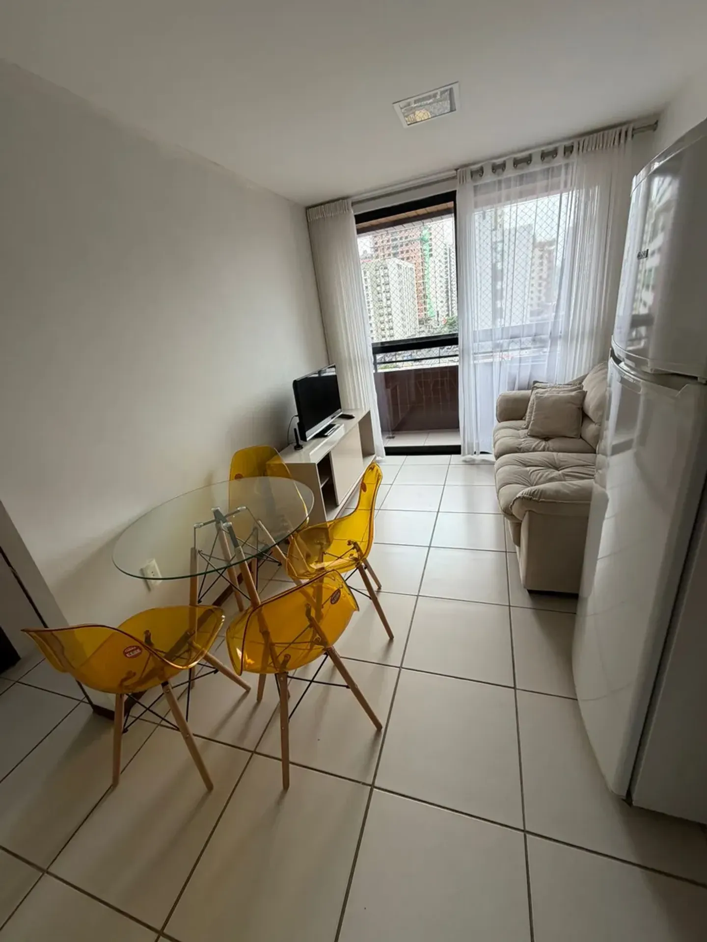 Apartamento mobiliado de 1 quarto em condomínio com piscina