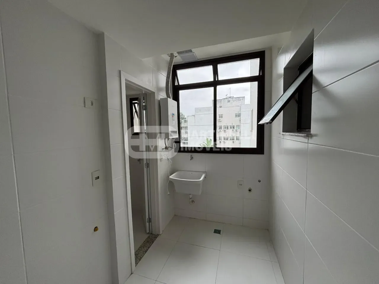 3-bedroom apartment with a separate, enclosed kitchen — photo 7